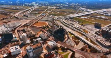 Otoyollarda ve otoyollarda yoğun trafik olan şehir manzarası. Güneşli bir günde Dallas, Teksas, ABD 'ye hava perspektifi.