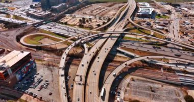 Yoğun modern şehirde yollar, otoyollar ve taşımacılık. Dallas 'ın güneşli manzarası, Teksas, ABD tepeden.