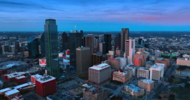 Günbatımında Dallas, Teksas, ABD şehir merkezinde üstgeçit var. Şehir alacakaranlıkta ışıkları yakıyor. Hava perspektifi.