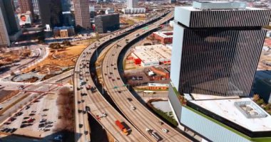 Her iki tarafa giden otoyollar çok sayıda nakliye aracıyla dolu. Güneşli bir günde Dallas, Teksas, ABD 'de trafik.