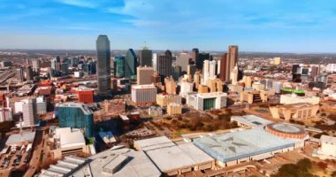 Dallas, Teksas 'ın merkezindeki gökdelenleri çevreleyen alçak binalar. Gündüz vakti İHA 'dan şehrin yukarısına yaklaşıyoruz..