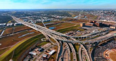 Dallas, Teksas, Birleşik Devletler 'in muhteşem manzarası. Margaret McDermott Köprüsü ve Margaret Hunt Tepesi Köprüsü.