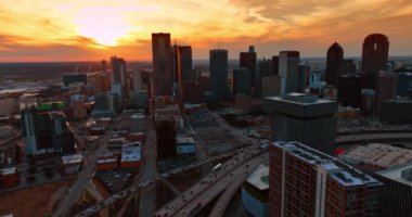 Dallas, Teksas, ABD 'nin panoramasının üzerinde inanılmaz turuncu gökyüzü. Şehir merkezindeki trafik çok hareketliydi..