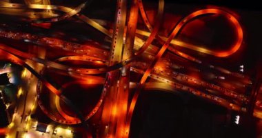 Dallas, Teksas, ABD 'de otoyolların ve otoyolların inanılmaz aydınlanması. Gece trafiğin en üst görüntüsü.
