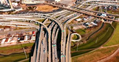 Dallas, Teksas, ABD 'nin merkezindeki karmaşık yol sistemi. Gündüz vakti metropolde hareketli bir trafik var. Üst görünüm.