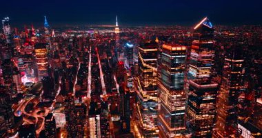 Göz kamaştırıcı New York manzarası, ABD. Şehir merkezinin gece manzarası, hava perspektifinden.