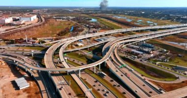 Dallas, Teksas, ABD 'de birbirine dolanan otoyol ve otoyollar. Metropolis 'in üst manzarası.