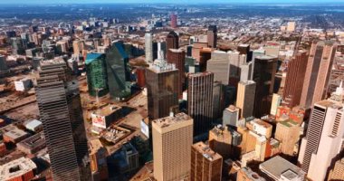 Modern Dallas, Teksas, ABD 'nin merkezindeki çeşitli yüksek binalar. Üst görünümden geniş şehir manzarası.