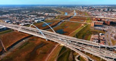 Margaret McDermott Köprüsü 'nün otoyollarında yoğun trafik var. Dallas, Teksas 'ın yukarısında..