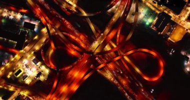 Döngüleri olan otoyollar ve otobanlar ve güzel aydınlatmalar. Gece Dallas, Teksas, ABD yollarında hareketli trafik.