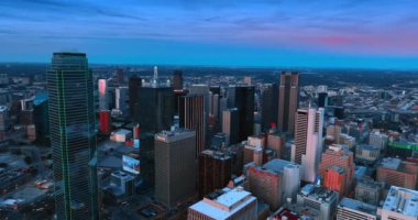 Dallas, Teksas, ABD 'deki yüksek binaların mimarisine yaklaşıyoruz. Şehirde alacakaranlık vakti. Üst görünüm.