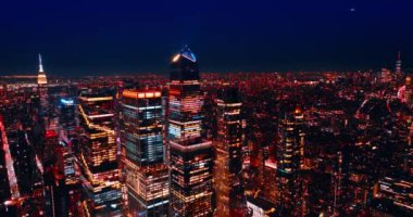 Geceleri New York 'un şehir merkezinden yükseliyor. İnanılmaz bir aydınlatma ile Amerikan metropolünün muhteşem manzarası.