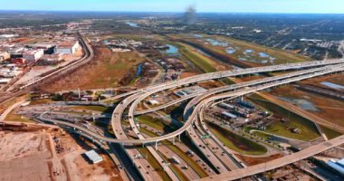 Modern metropolde taşımacılık trafiği. Dallas, Teksas, ABD 'de birden fazla yol ve araba kavşağı görünüyor. Hava perspektifi.