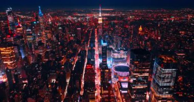 Neşeli New York, muhteşem aydınlatması olan Birleşik Devletler. Şehrin panoraması havadan bakıldığında.