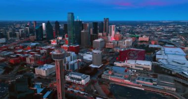 Günbatımında şehir merkezindeki modern Amerikan şehrinin panoraması. Dallas, Teksas, ABD 'de hava manzarası.