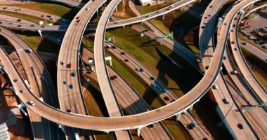 Araç yol kavşağından geçiyor. Modern şehirde otoyollar ve otoyollar. Üst görünüm.
