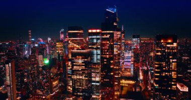 Geceleri gökdelenlerin pencerelerinde birden fazla ışık var. İHA görüntüleri New York şehir merkezinde..