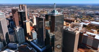 Dallas, Teksas 'ın merkezindeki yüksek binalar. Şehir merkezinde güneşli bir günde havadan bakıldığında.