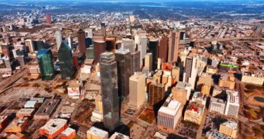 Güneşli bir günde Dallas şehir merkezinin manzarası. Şehir merkezindeki yüksek binalara yavaşça yaklaşıyoruz..