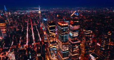 Geceleri muhteşem New York 'un engin manzarası. Amerikan metropolünün büyüleyici manzarası tepeden tırnağa.