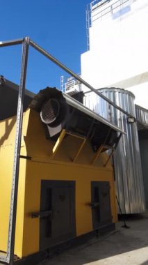 Tarım tesisinde endüstriyel ekipman. Tahıl işleme için modern fabrikanın dışı. Tarım sektörü için yeni ekipman. Tahıl asansörü. Dikey video