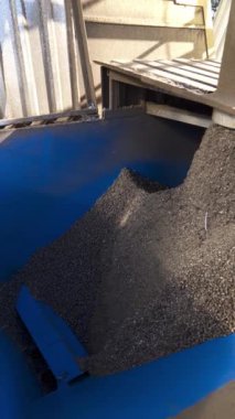 Sanayi tesisindeki tahıllar. Tarımsal ürünleri saklama ve işleme fabrikası. Bileşik beslemeli endüstriyel ekipmanlar. Dikey video