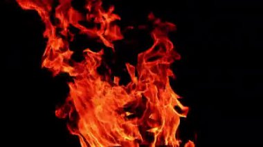 Büyük şenlik ateşinde bir odun yığını yanıyor. Geceleri yanan kamp ateşinin güzel manzarası.