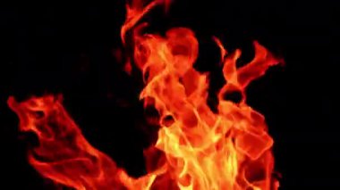 Rüzgarda savrulan büyük şenlik ateşinin tepesinde. Geceleri yanan alevi yakından izle.