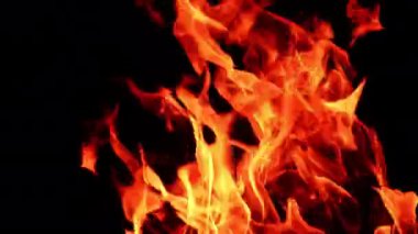 Bazı ahşap çubuklar gece şenlik ateşinde yanıyor. Havaya yükselen kızgın alevler. Kapat..