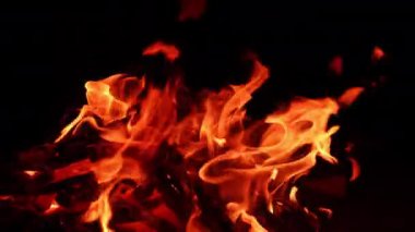 Kamp ateşinin kırmızı alevleri rüzgar tarafından yerle bir edilir. Şenlik ateşi geceleri yanar. Kapat..