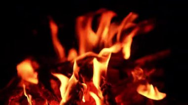 Karanlıkta şenlik ateşini yakmak. Kamp ateşinden parlak kıvılcımlar yükseliyor. Kapat..