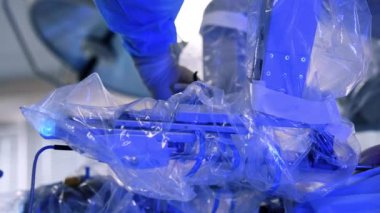 Robot kollar mikro cerrahi yaparken yavaş hareket ediyor. Da Vinci cerrahı plastikle kaplanmış aktif kol manipülatörü..