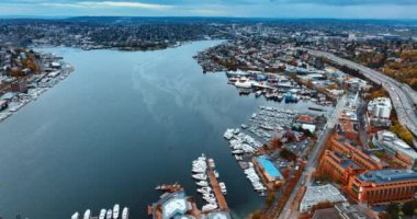 Washington Gölü manzaralı Seattle, Washington, ABD. Rıhtımda bir sürü tekne ve yat var. Hava perspektifinden geniş şehir manzarası.