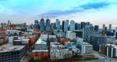 Seattle, Washington, ABD şehir merkezinde gökdelenleri olan apartman blokları. Şehrin gri sıkıcı gündüz insansız hava aracı görüntüleri.