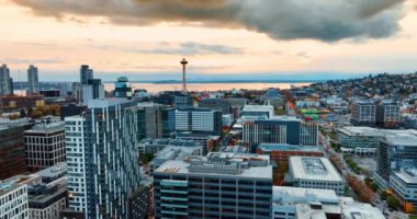 Seattle, Washington, ABD manzarasının üzerinde dramatik bulutlar asılı. Uzay iğnesi kulesi arka planda duruyor..