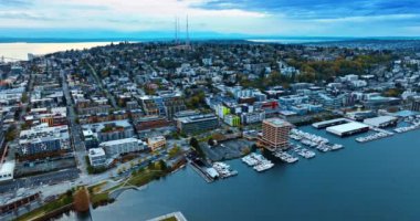 İHA, Seattle, Washington, ABD 'deki Washington Gölü civarındaki tekne ve yatlarla rıhtımlara yaklaşıyor. Arka planda düşük katlı şehir mimarisi.