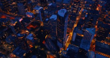 Modern Seattle, Washington, ABD 'nin ışıltılı manzarası. Şehir merkezinin muhteşem manzarası aydınlanmış sokaklar üst perspektiften.