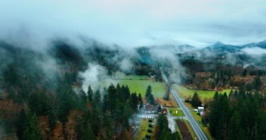 Washington State, ABD 'deki Mount Rainer Ulusal Parkı' ndaki kır evleri ve otoparklar. Muhteşem dağları kaplayan sisli ormanların tepesi..