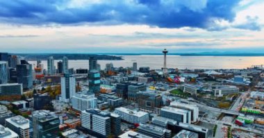 Alacakaranlıkta Metropolis şehir merkezine iniyoruz. Arkaplanda Washington Gölü olan Seattle, Washington, ABD 'nin havadan görüntüsü.