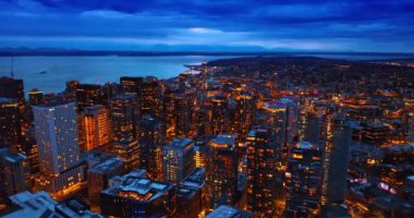 ABD 'nin Washington Gölü kıyısındaki Seattle manzarası nefes kesici. Gece şehir manzarası ve birden fazla ışık var. Hava görünümü.