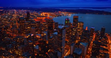 Metropolis 'teki yüksek binalarla modern şehir merkezinin muhteşem manzarası. Seattle, Washington, ABD 'nin gece manzarasına hava perspektifi.