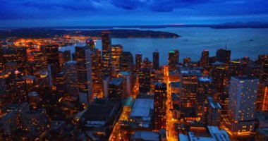 İnsansız hava aracı Seattle, Washington, ABD 'nin canlı şehir merkezinin muhteşem manzarasının üzerine çıkıyor. Mavi deniz manzarası ve akşam arkaplanda.