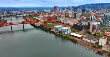 Güneşli bir günde Willamette Nehri üzerindeki Broadway Köprüsü ve Çelik Köprüsü. Portland, Oregon, ABD 'nin su üzerinde uçan insansız hava aracı manzarası.