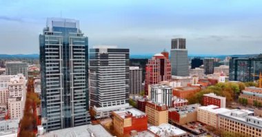 Portland, Oregon, ABD 'deki güzel gökdelenler. İnsansız hava aracı gündüz vakti şehir yüzeyinde yükseliyor..