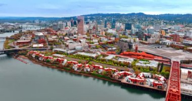 Modern şehrin güzel manzarasıyla Willamette Nehri 'nin rıhtımına yaklaşıyoruz. Portland, Oregon Panoraması, ABD İHA 'dan.