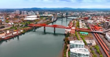 Portland, Oregon, ABD 'deki Willamette Nehri' nin üzerinde uçuş. Nehrin üzerindeki köprülerin ve günümüz şehirlerinin en üst manzarası.