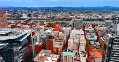Portland, Oregon, ABD Willamette Nehri 'ne bölünmüş durumda. Yoğun inşa edilmiş mimarisi olan modern şehir manzarası.