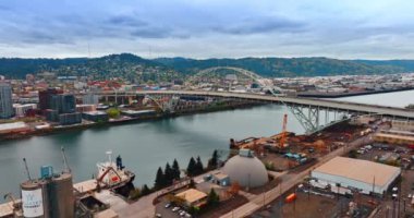 Portland, Oregon, ABD 'deki Willamette Nehri üzerindeki çelik kemerli Fremont Köprüsü manzaralı. İHA köprüye yaklaşıyor..