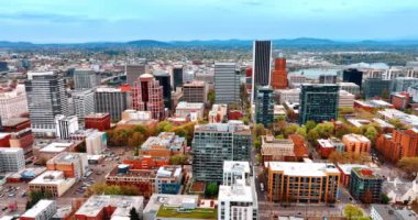 Portland, Oregon, ABD 'deki çeşitli mimarinin üzerinde uçuyor. İHA 'dan gündüz vakti metropolün engin manzarası.
