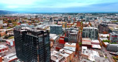 Modern Portland, Oregon, ABD 'nin panoramasından geçiyoruz. Willamette Nehri 'ndeki Fremont Köprüsü..